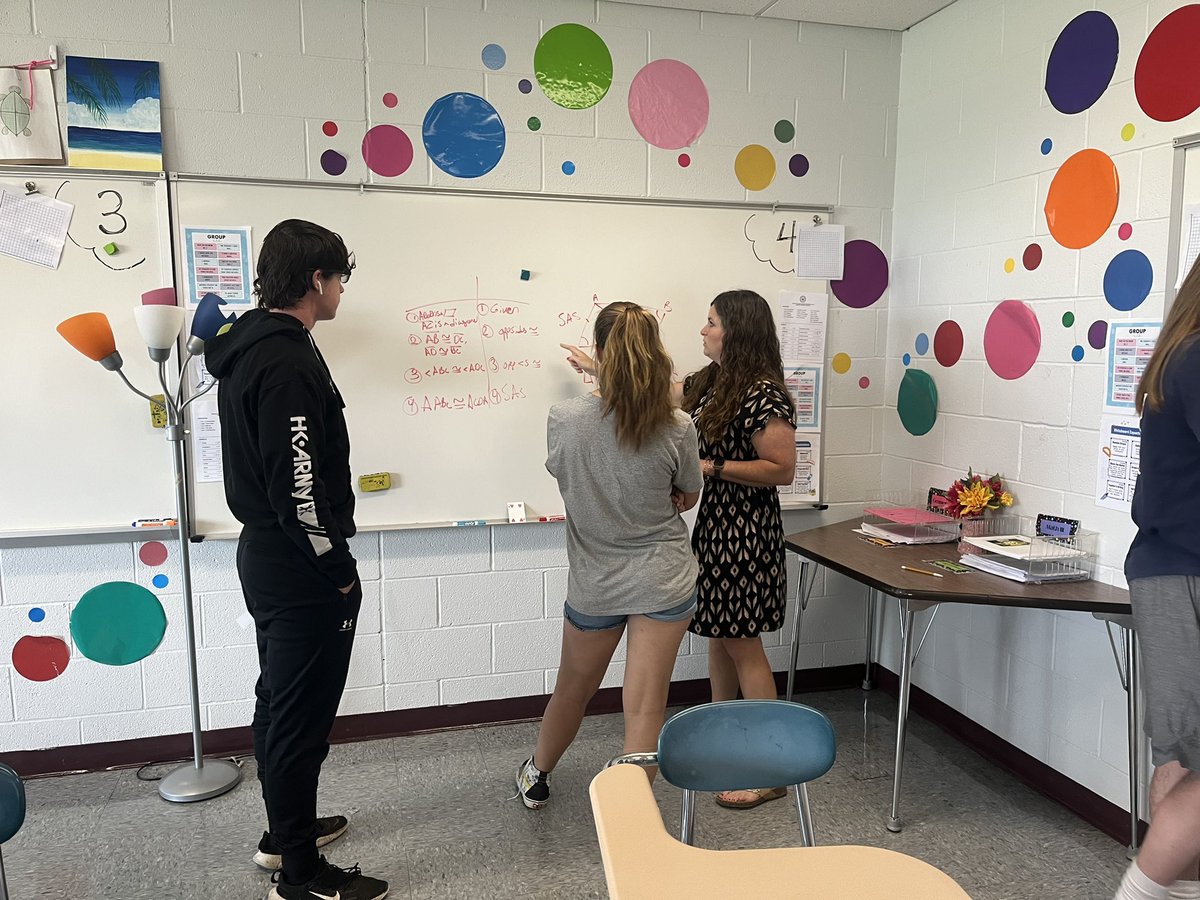 mrstaylor116's tweet photo. Had the opportunity to observe the amazing @Jenna0512JB implementing #BuildingThinkingClassrooms. She would make @pgliljedahl proud! #BBbees #BBpride https://t.co/Nwx5uwtlQI