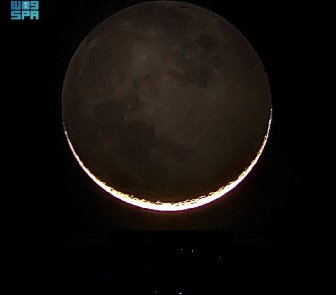 SaudiNewsFR's tweet photo. 🚨 🇸🇦 🔭 🌙   |  𝐔𝐑𝐆𝐄𝐍𝐓🚨

Comme depuis 2013, et suite à la demande de la Haute Cour de Justice, l'équipe @SaudiNewsFR sera présente 𝐄𝐍 𝐃𝐈𝐑𝐄𝐂𝐓 𝐒𝐔𝐑 𝐏𝐋𝐀𝐂𝐄 𝐜𝐞 𝐣𝐞𝐮𝐝𝐢 𝟔 𝐣𝐮𝐢𝐧 𝟐𝟎𝟐𝟒 dans les différents centres d'observation du Royaume d'#Arabie_Saoudite pour la vision du croissant lunaire annonçant l'entrée du mois sacré de Dhull Hijja et les dates: 
▪️ du jour de #Arafat 
▪️ du début du #Hajj 
▪️ de l’Aïd al Adha

N'hésitez pas à nous suivre et à activer les notifications pour ne rien manquer de cette journée riche en émotions !

#Hajj1445
#Hajj2024
#Dhull_Hijja