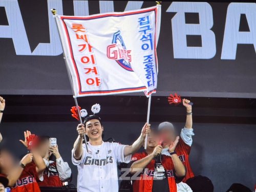 요거의 프리퀄로 10년차 야빠 박성딘과 가수 영께이 이야기를 상상해봄

부산에서 나고 자라 야살야죽 사직 홈경기 있는 날엔 올출해서 이젠 ㄹ데 뿐만 아니라 온라인 야구 커뮤니티에서도 유명해진 밗. 정작 당사자는 sns 이런 거 잘 안 해서 모름. 사실 밗 잘생긴 데다 지고 있을 때 이기고 있을 때