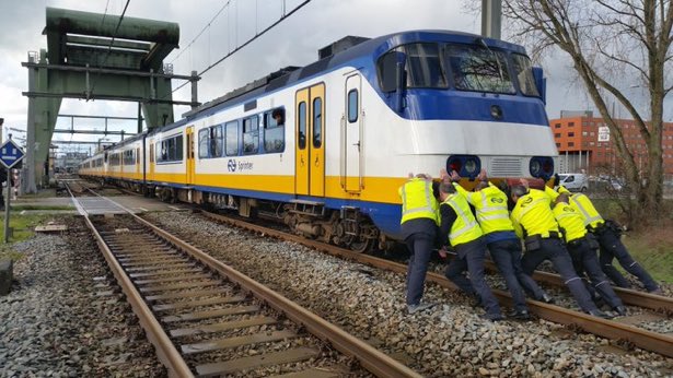 flintstoon's tweet photo. Personeel NS doet er alles aan om treinen weer te laten rijden

#utrecht #treinstoring https://t.co/flDQoxzVbb
