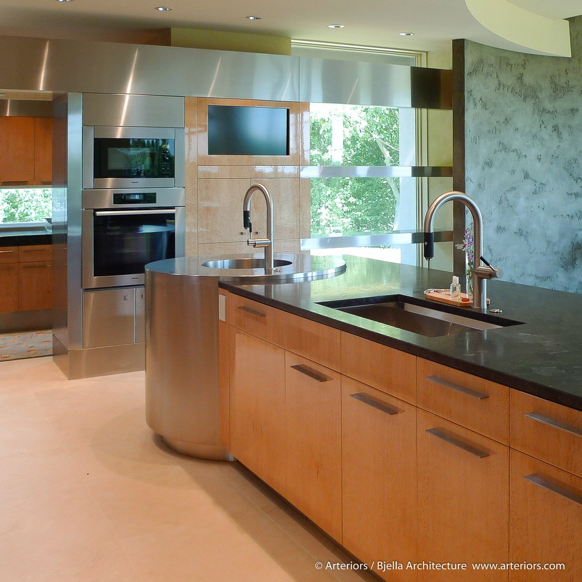 House_Architect's tweet photo. This kitchen could have been designed for a Bond villain https://t.co/Xp25gqPY3X