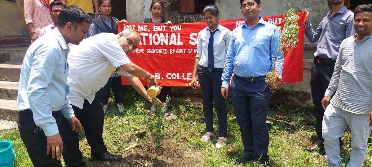 ast_jha's tweet photo. विश्व पर्यावरण दिवस 05 जून 2024 के अवसर पर कॉलेज परिसर में पौधारोपण करते NSS Volunteers 
 K B College, Bermo, BBMKU धनबाद, झारखंड 
@_NSSIndia 
@NSSRDPATNA 
@ForestRightsAct 
@UNDP_CF 
@BokaroDc 
@YASMinistry 
@ArtCultureYouth 
@ugc_india 
@NAAC_India 
@NAAC 
#NSS https://t.co/jp8lpDKfFI