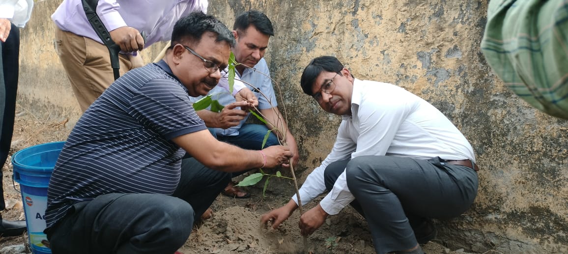RampurBsa's tweet photo. #विश्वपर्यावरणदिवस के अवसर पर बीएसए श्री संजीव कुमार समस्त स्टाफ सहित परिसर में पौधा रोपण, संरक्षण शपथ, विभाग को आवंटित लक्ष्य पूर्ति, विधालयो में पर्यावरण क्लब के माध्यम से बच्चों में जागरूकता  के प्रसार हेतु कृत संकल्पित हुए | 
@RampurDm
@CdoRampur https://t.co/Mfr0dViPng