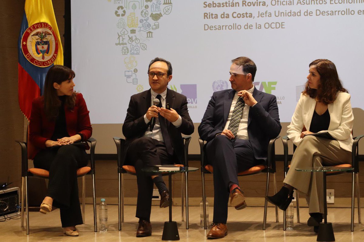 snietoparra's tweet photo. ¿Cómo promover una inversión sostenible en 🇨🇴?
La semana pasada presentamos el LEO #LatinAmerican #EconomicOutlook “Invirtiendo para un desarrollo sostenible” en @URosario🇨🇴
📖 https://t.co/OW7xy4tC3I @OECDdev @AgendaCAF @cepal_onu @EU_Partnerships
Varios puntos discutimos:
1/2🧵 https://t.co/PGoHcCaqCN