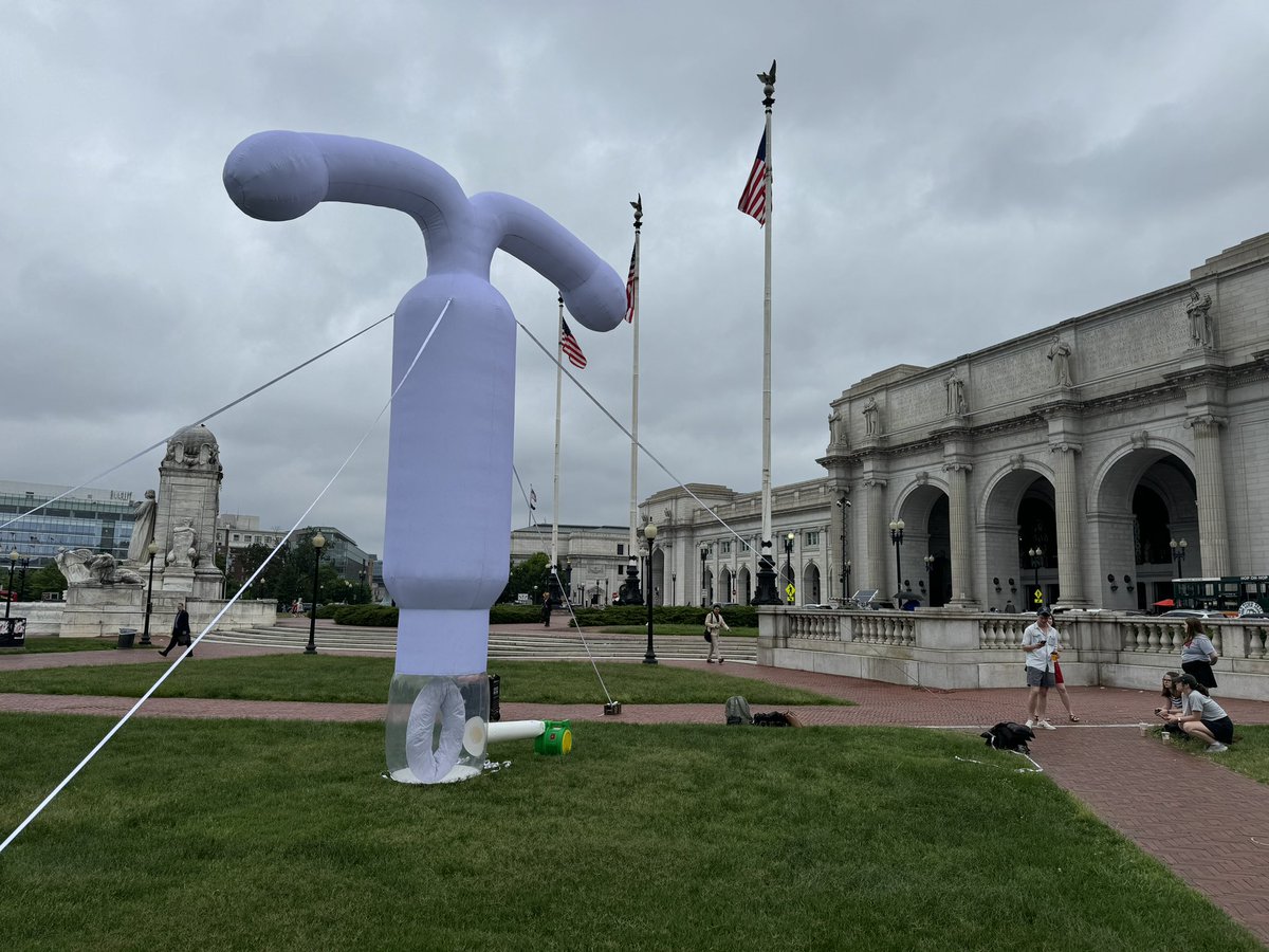 owermohle's tweet photo. Have you seen a 20 ft IUD before? Americans for Contraception erected it before Union Station ahead of the Senate’s vote on the Right for Contraception Act today.

They say they’ve gotten good reception so far and even “most men” recognize it. One: “It looks reproductive.” https://t.co/9NdJq1EtSZ