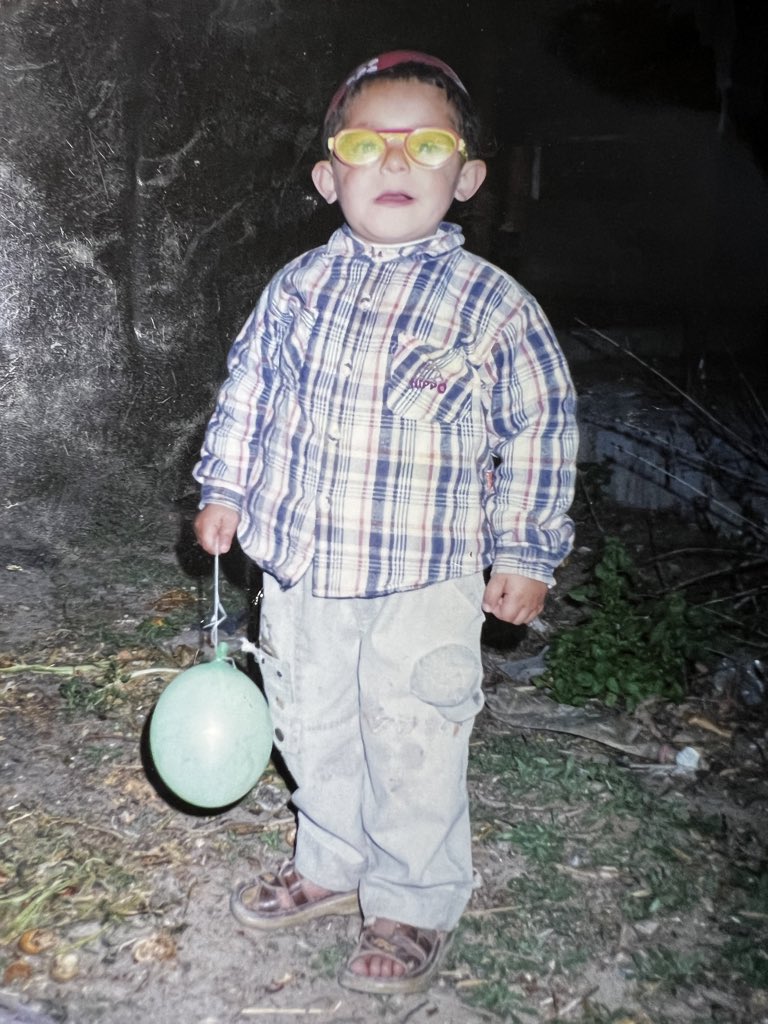 FalasAbuAmal's tweet photo. Un testimonio documentado por un investigador del Observatorio Euromediterráneo @EuroMedHRAr sobre el ataque del ejército genocida de #Israel al niño Yahya Moatasem Dalloul, de 4 años.

El testigo Ismail dice que “un francotirador israelí disparó al niño Yahya directamente en la cabeza en la mañana del 30 de mayo. Un amigo mío y yo corrimos para intentar sacarlo y evacuarlo, pero el francotirador abrió fuego contra nosotros y me hirió. Así que nos escapamos y lo dejamos”.

El padre de Yahya dice que “cuando regresó para recuperarlo después de que el ejército israelí se retirara de las proximidades de la universidad al sur de la ciudad de Gaza, encontró su cuerpo destrozado por haber sido atropellado por las huellas de los tanques, y no reconocimos ninguna de sus características, aunque no había pasado mucho tiempo desde su asesinato”.

“Puede que no haya perdido la vida inmediatamente después de la herida, pero puede que haya seguido sangrando durante mucho tiempo hasta morir, o puede ser que los tanques israelíes lo atropellaran mientras aún estaba vivo”.

El testigo, Ismail, recibió dos disparos en el pecho y en la mano.

Antes después.

#Gaza
