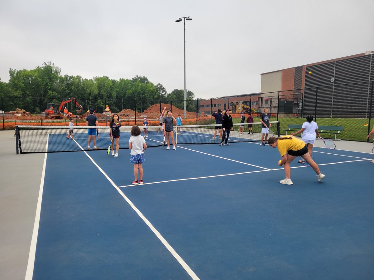 NickFuryFIHS44's tweet photo. #FutureFury back at it, on the courts today! Coach Reeves has them working on returns right now https://t.co/XoWPTeoaUB