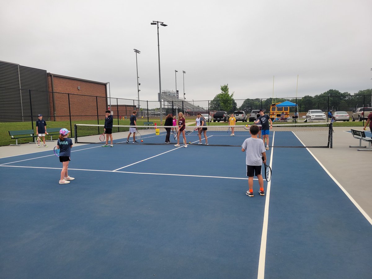 NickFuryFIHS44's tweet photo. #FutureFury back at it, on the courts today! Coach Reeves has them working on returns right now https://t.co/XoWPTeoaUB