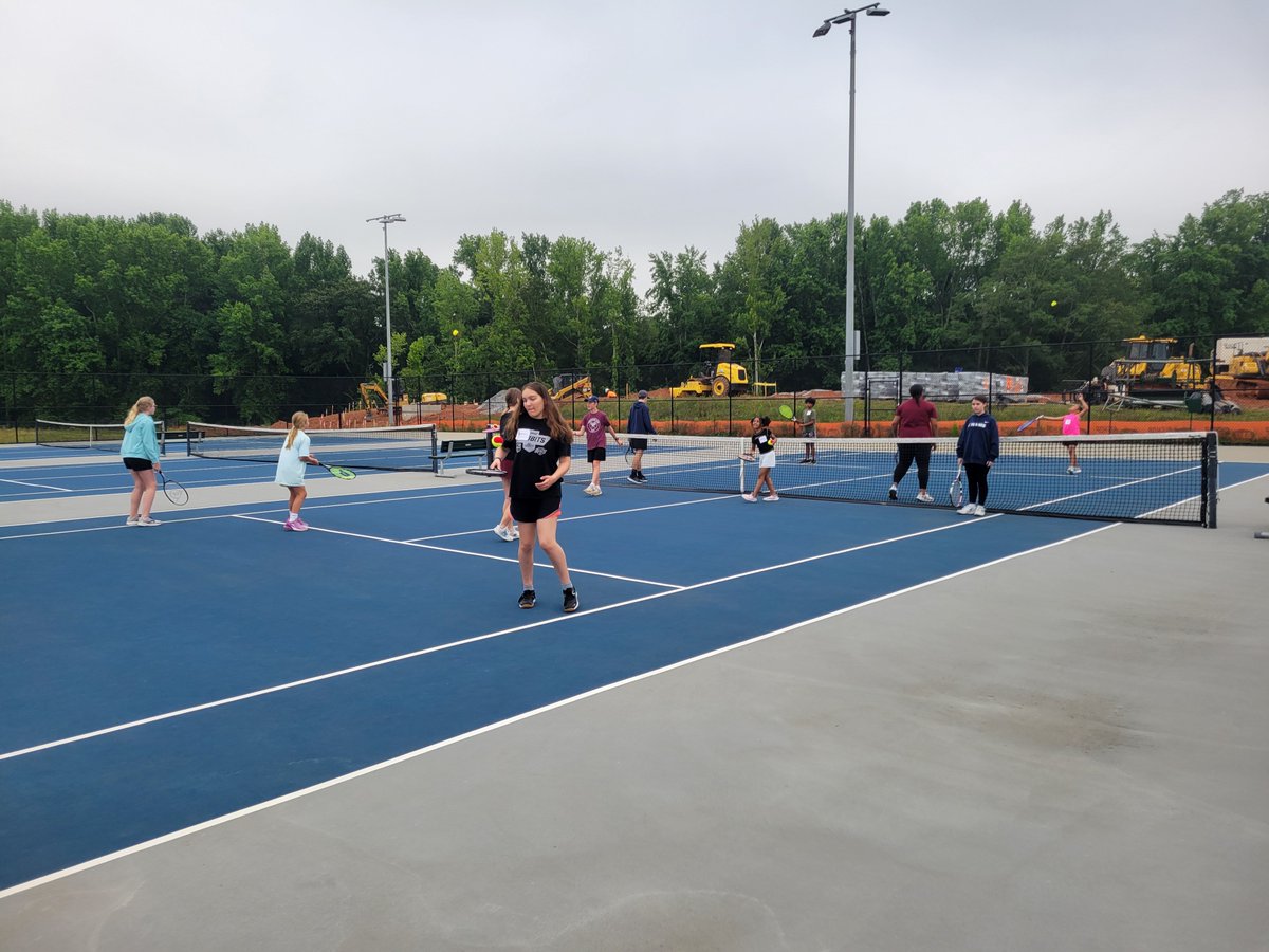NickFuryFIHS44's tweet photo. #FutureFury back at it, on the courts today! Coach Reeves has them working on returns right now https://t.co/XoWPTeoaUB
