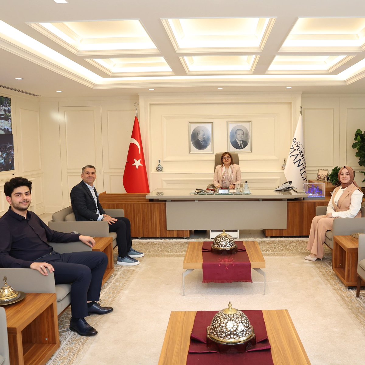 yenerdogruer's tweet photo. Gaziantep Büyükşehir Belediye Başkanımız Fatma ŞAHİN'e nazik kabulleri için teşekkür ederiz.
@FatmaSahin 
@perayesilcinar 
@perkenmudahale 
@ofdogruer https://t.co/AsSia1PwTJ