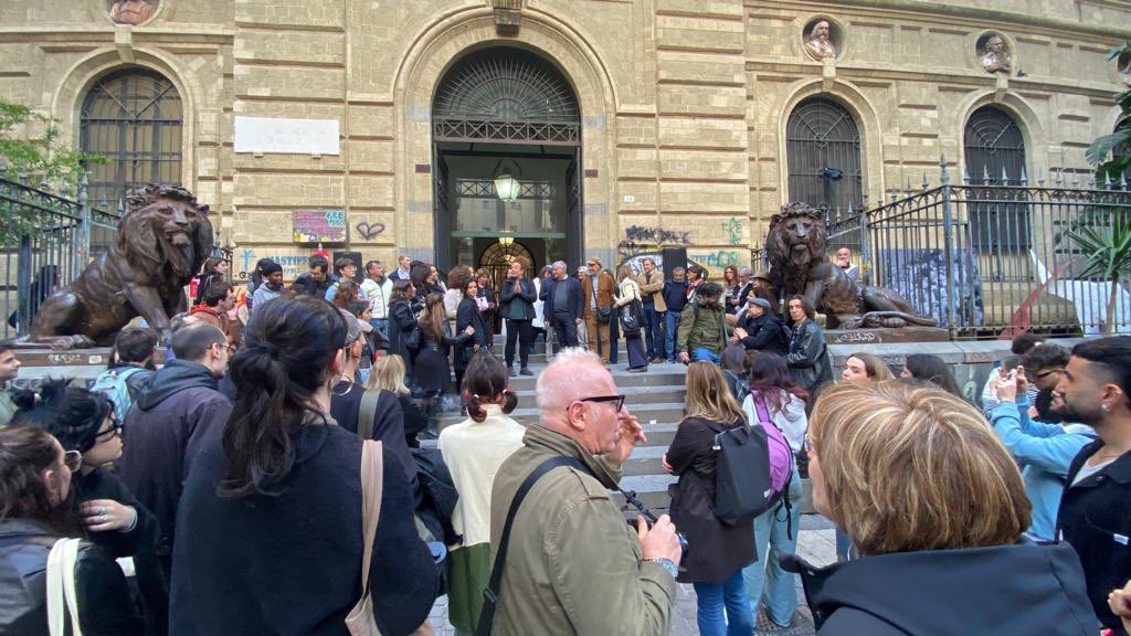 RosariaIazzetta's tweet photo. Grazie ragazz*, collegh*, Scuola di Scultura, Accademia di Belle Arti di Napoli, Avanti tutta! Non c'è niente di peggio che talento sprecato! Non c'è niente di assurdo, in un giovane che invecchia, senza aver espresso forza creativa che lo pervade! https://t.co/Jz8LBoK5Vt