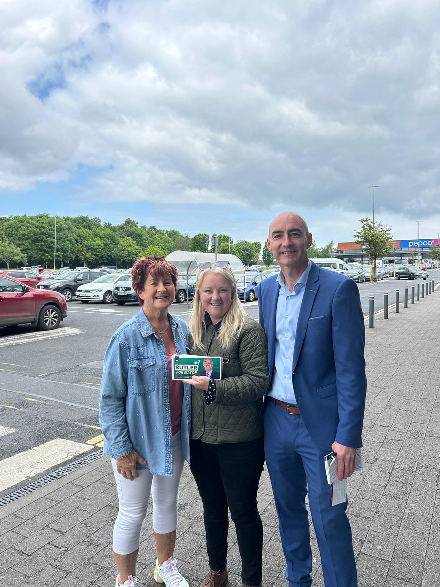 DanielButlerFG's tweet photo. Great meeting shoppers at the Childers Road Retail Park with friend and colleague @sarahleekiely
#ButlerForMayor #MayorForAll #LimerickMayor https://t.co/w0XDMB0Ly9
