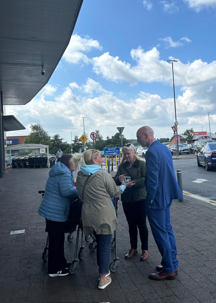 DanielButlerFG's tweet photo. Great meeting shoppers at the Childers Road Retail Park with friend and colleague @sarahleekiely
#ButlerForMayor #MayorForAll #LimerickMayor https://t.co/w0XDMB0Ly9