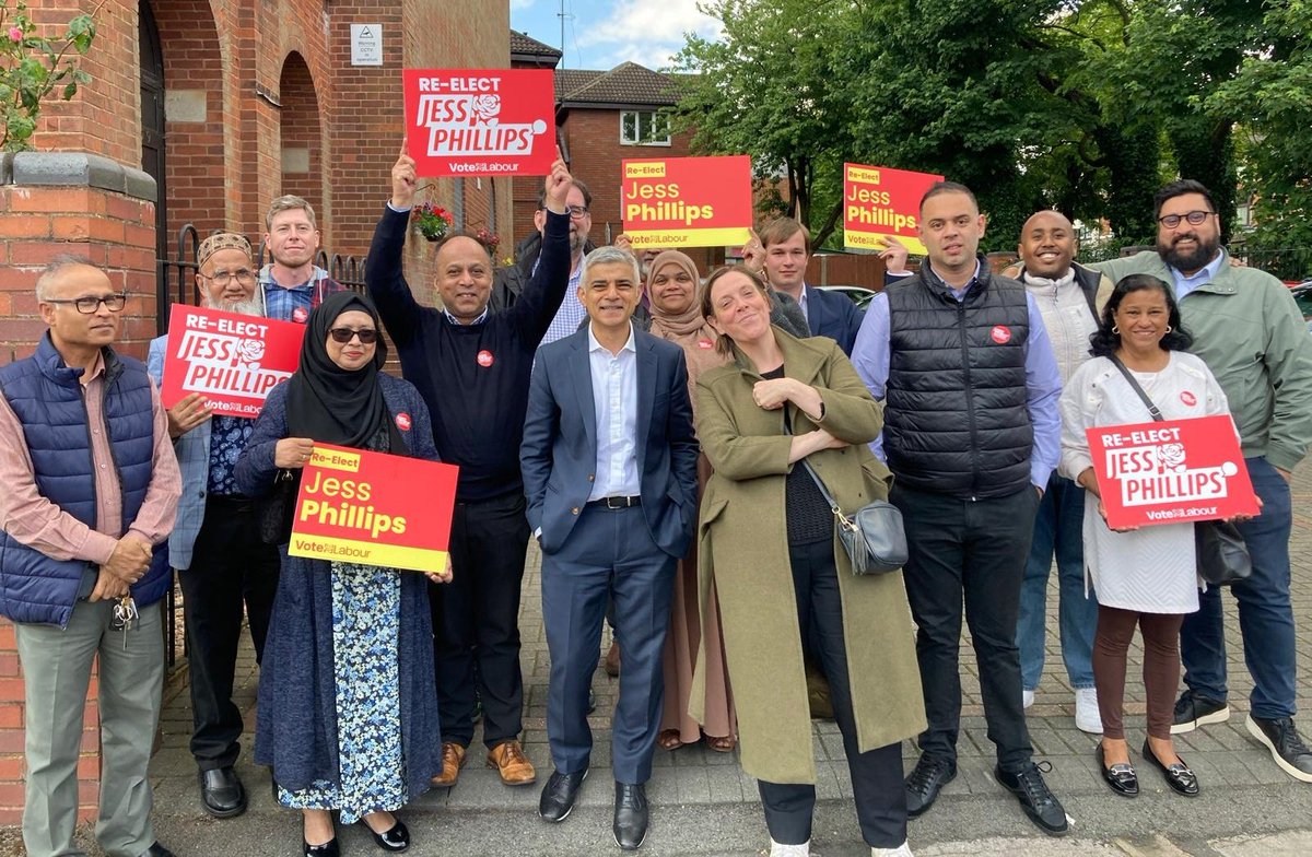 SadiqKhan's tweet photo. Since being elected @jessphillips has championed her local community in Parliament day in day out. Good to join her here in sunny Birmingham Yardley on the #LabourDoorstep
In four weeks time – we have a once in a generation moment to transform our country. #VoteJess🌹 https://t.co/xPHGDYQOF6