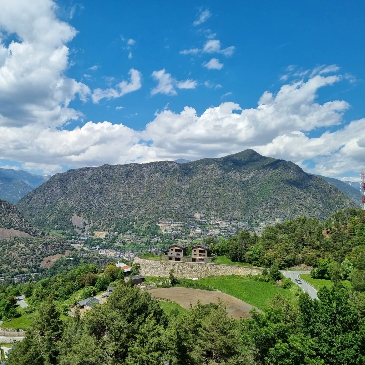jecbosch14's tweet photo. Bon temps a la #Comella 😃🌞😎
#dimecres #andorralavella #escaldesengordany #andorra #meteo #meteoandorra https://t.co/P0WSXSLSxW