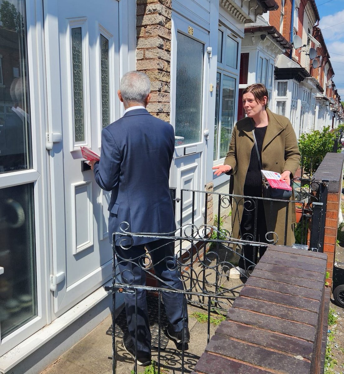 SadiqKhan's tweet photo. Since being elected @jessphillips has championed her local community in Parliament day in day out. Good to join her here in sunny Birmingham Yardley on the #LabourDoorstep
In four weeks time – we have a once in a generation moment to transform our country. #VoteJess🌹 https://t.co/xPHGDYQOF6
