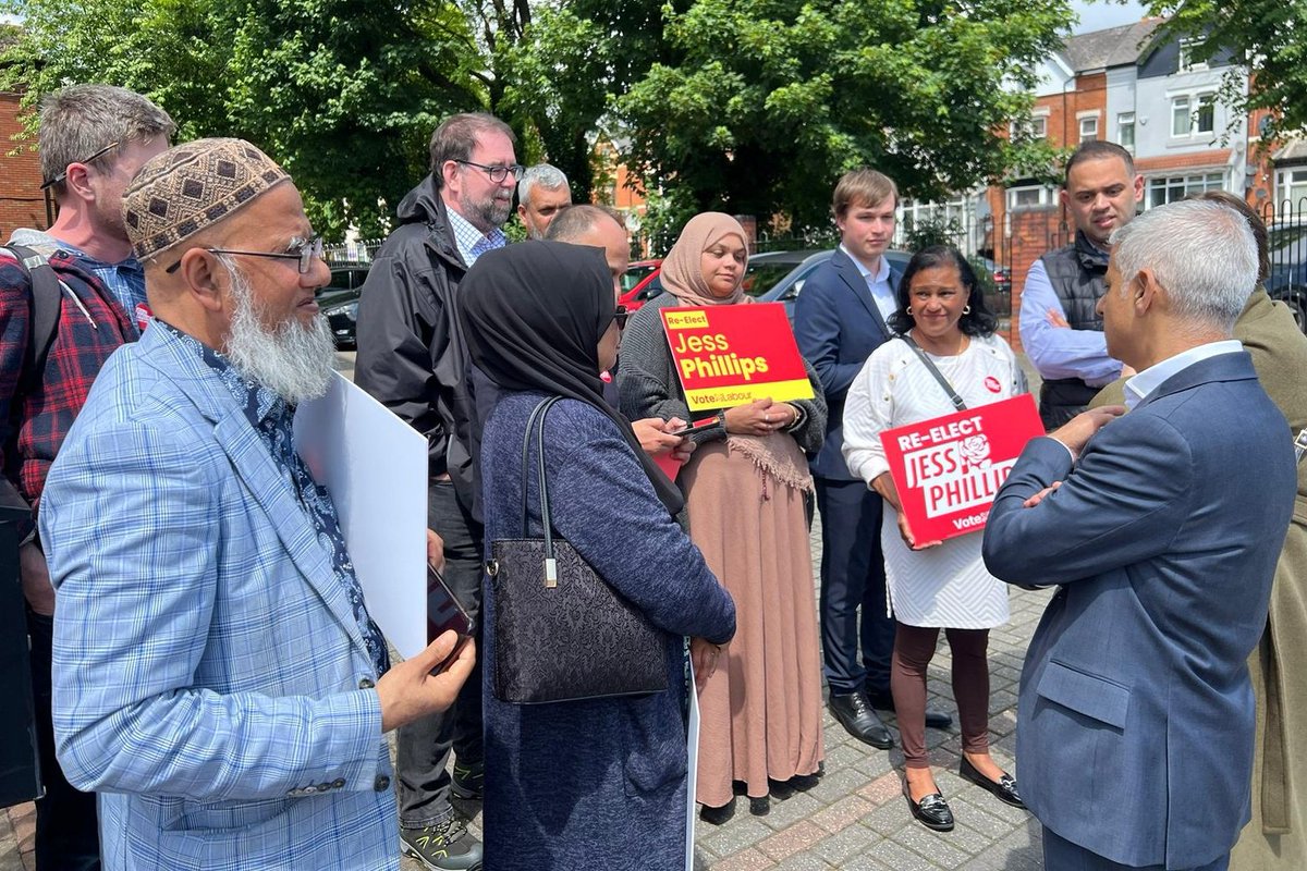 SadiqKhan's tweet photo. Since being elected @jessphillips has championed her local community in Parliament day in day out. Good to join her here in sunny Birmingham Yardley on the #LabourDoorstep
In four weeks time – we have a once in a generation moment to transform our country. #VoteJess🌹 https://t.co/xPHGDYQOF6