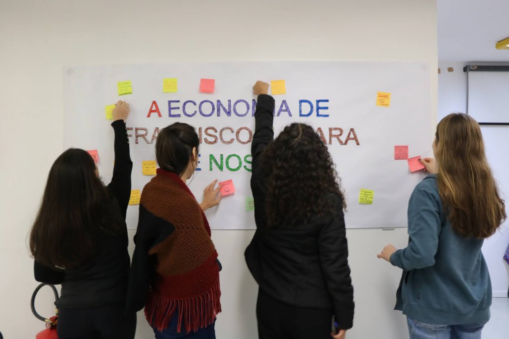 diegohsilva's tweet photo. 💛 Orgulhoso de ver mais um trabalho lindão para a #CasaDeFranciscoEClara, da @PUCPRoficial, sendo lançado!

📚 Leia o novo Boletim bimestral aqui: https://t.co/gRzJcn5OnI https://t.co/D0fdSmJ3wp