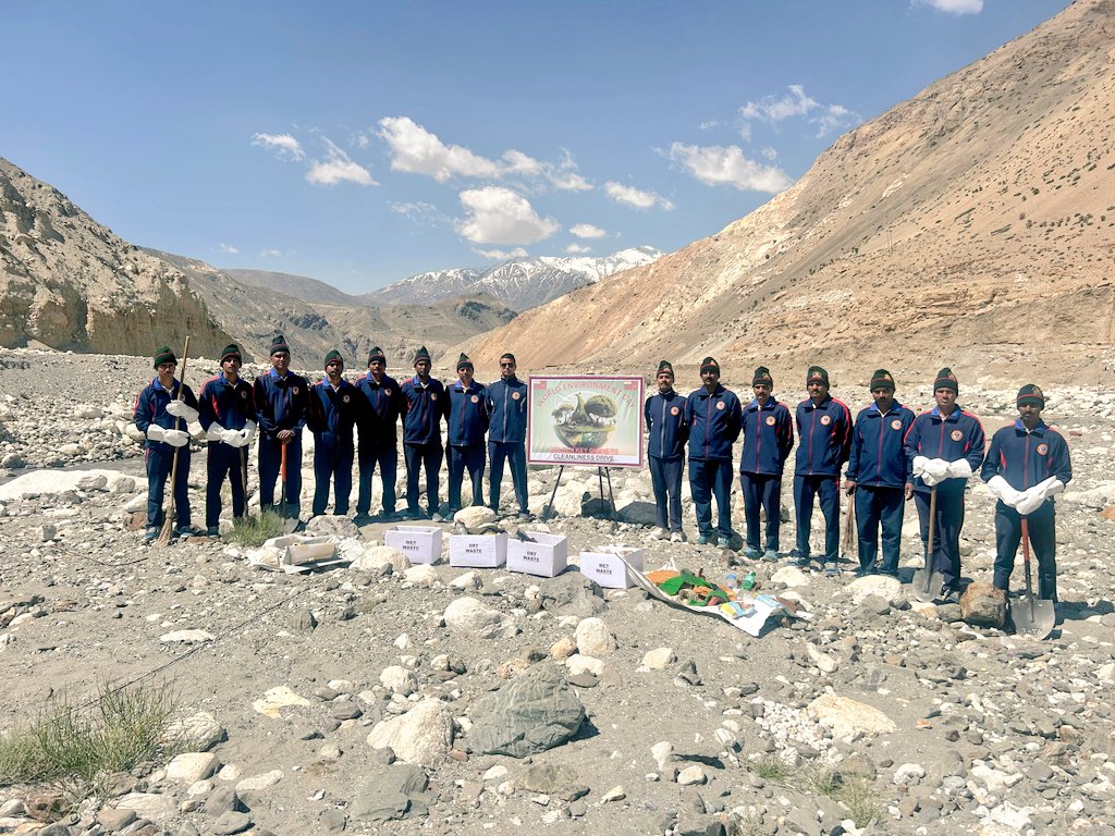 PRODefDehradun's tweet photo. #WorldEnvironmentDay
#IndianArmy...
Committed to sustainability and fostering a greener, healthier planet.
#SuryaWarriors of #GoldenKeyDivison carried out a cleanliness drive in the lap of The Great Himalayas.
@SuryaCommand https://t.co/k9L5ubbwIF