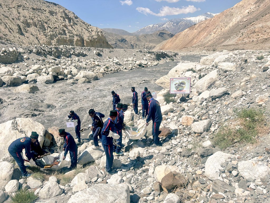 PRODefDehradun's tweet photo. #WorldEnvironmentDay
#IndianArmy...
Committed to sustainability and fostering a greener, healthier planet.
#SuryaWarriors of #GoldenKeyDivison carried out a cleanliness drive in the lap of The Great Himalayas.
@SuryaCommand https://t.co/k9L5ubbwIF