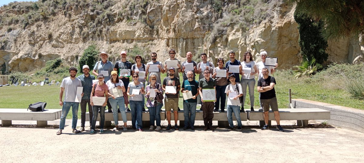 blocdecamp's tweet photo. Air vaig donar un taller formatiu per a la unitat de riscos del @ICGCat amb l'objectiu d'aprendre a fer esquemes d'afloraments al camp. Dibuixant passa el temps volant! https://t.co/UD7vb0BYBk