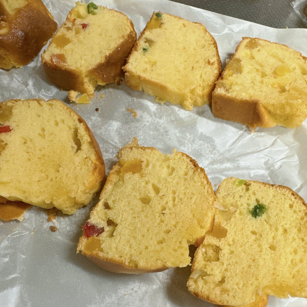 kn2oks's tweet photo. 今日は抹茶のパウンドケーキ！中に甘納豆入れたけど、色が薄すぎて分かりずらいな😇
もうひとつはシンプルなパウンドケーキにカラフルなお菓子入れて焼きました🫶🏻

#お菓子作り
#お菓子作り好きな人と繋がりたい https://t.co/ZLvvED1svk