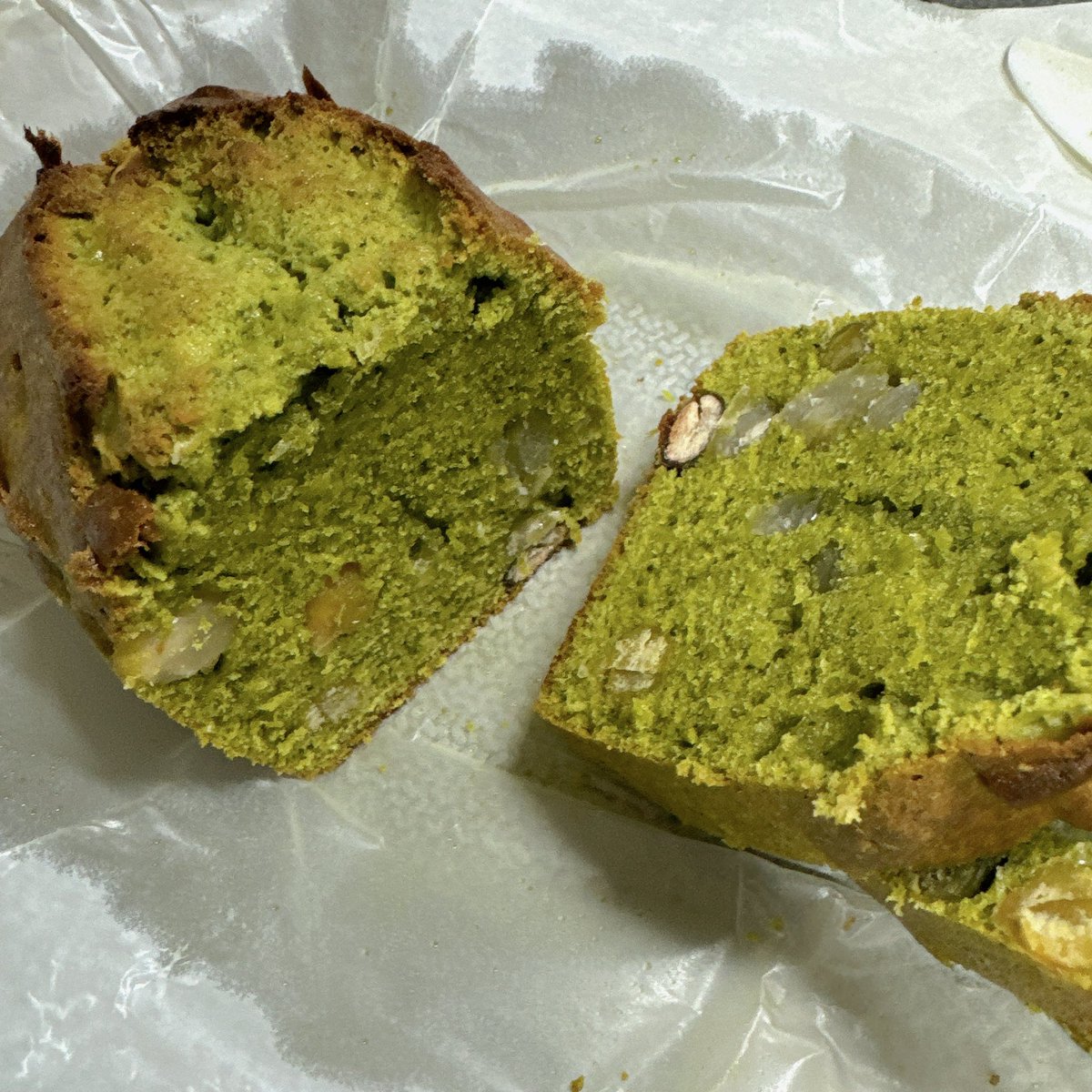 kn2oks's tweet photo. 今日は抹茶のパウンドケーキ！中に甘納豆入れたけど、色が薄すぎて分かりずらいな😇
もうひとつはシンプルなパウンドケーキにカラフルなお菓子入れて焼きました🫶🏻

#お菓子作り
#お菓子作り好きな人と繋がりたい https://t.co/ZLvvED1svk