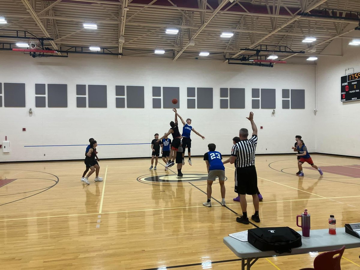 MiltonHoops's tweet photo. Summer league at Girard tipped off last night 

🔋🔵 https://t.co/SP9zUfG7tV
