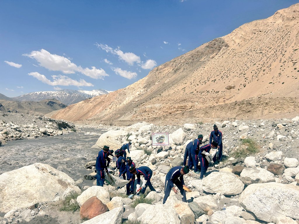 PRODefDehradun's tweet photo. #WorldEnvironmentDay
#IndianArmy...
Committed to sustainability and fostering a greener, healthier planet.
#SuryaWarriors of #GoldenKeyDivison carried out a cleanliness drive in the lap of The Great Himalayas.
@SuryaCommand https://t.co/k9L5ubbwIF