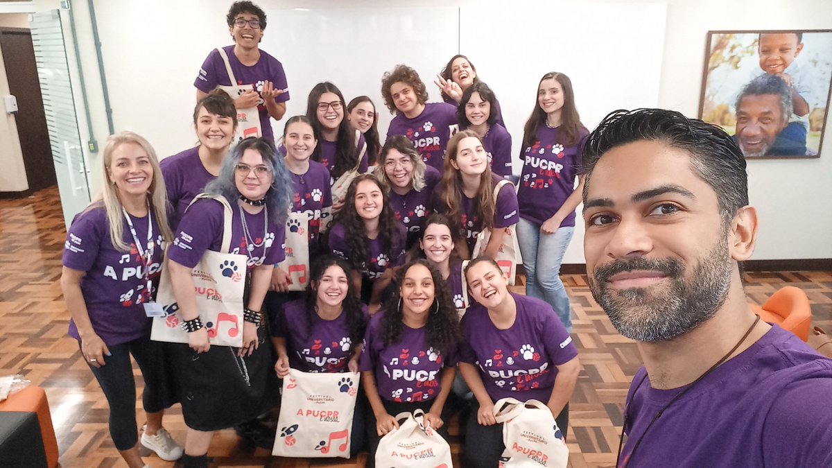 diegohsilva's tweet photo. Quanta coisa legal eu vivi com esse timaço, em 🗓 Maio?! 😎 Espero que Junho traga ainda mais vivências incríveis como esta! 🙌🏽

#FestivalUniversitário #APUCPRéNossa #IdentidadePUCPR https://t.co/0OzyC3AQUj