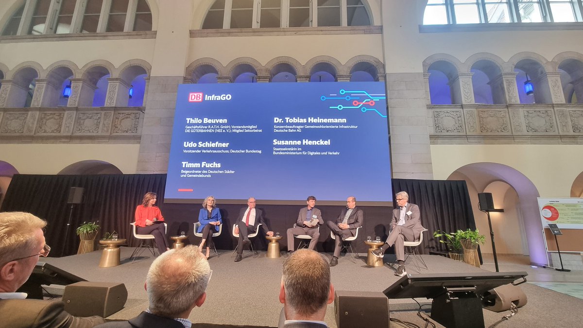 DirkFlege's tweet image. #InfraDialog der #DBInfraGO mit Politik und Branche in Berlin. Der @Bundestag-#Verkehrsausschuss-Vorsitzende @UdoSchiefner macht Druck bei der #Fonds-Debatte. Er erwarte im Sommer "vom @bmdv ein konkretes Konzept". @spdbt @MuellerChemnitz @fdpbt @GrueneBundestag @Schienenallianz