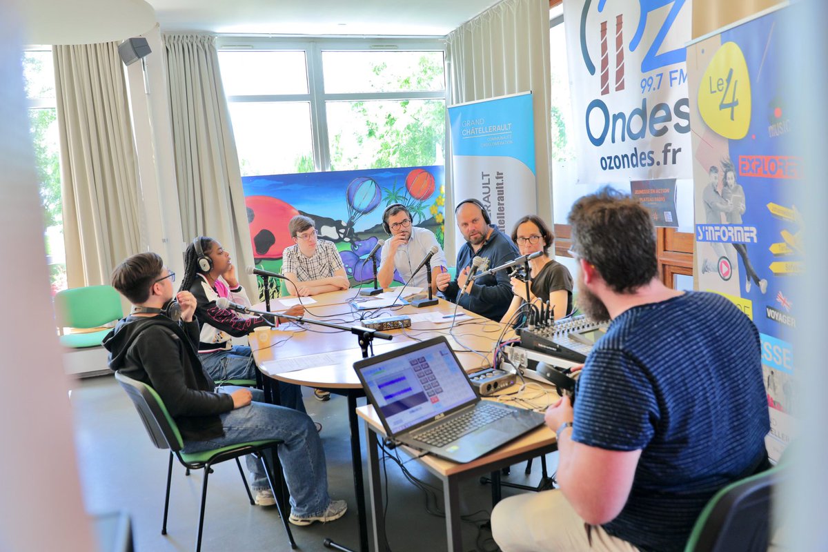 [ACTU] 🎙️Le 4 et <a href="/Ozondesfm/">Oz'Ondes</a> enregistrent, ce jour, la première émission de la série « La jeunesse en action » ! Le thème est la #santé mentale et les réseaux sociaux. Ecoutez-la le 12 juin prochain sur la fréquence 99.7 ou en podcast sur ozondes.fr