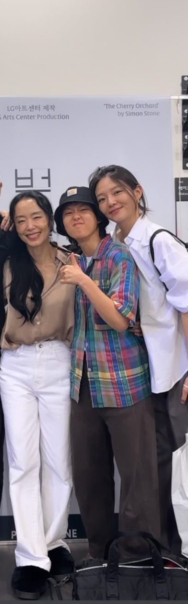 dnfdndndnf's tweet photo. 전도연 연극 소식에 
내가사랑하는여자들 총집합 https://t.co/BaNNZuGUcO