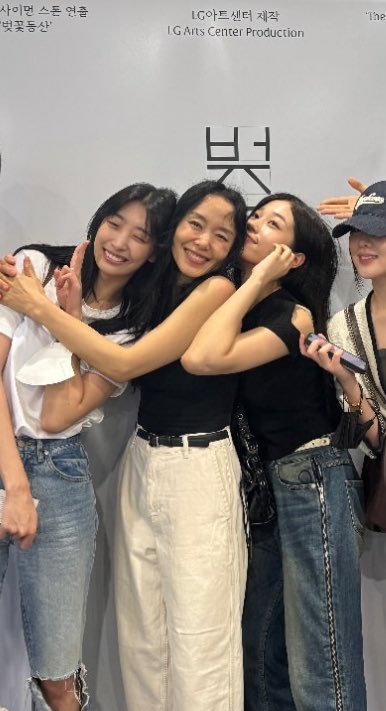 dnfdndndnf's tweet photo. 전도연 연극 소식에 
내가사랑하는여자들 총집합 https://t.co/BaNNZuGUcO