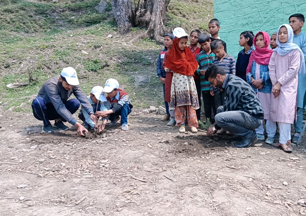 Sentinelofkeran's tweet photo. This #WorldEnvironmentDay, Celibrated at" #keran #patroo #indianArmy" and local People let's remember that every positive change we make for the environment is a gift to future generations. 🌍 🌿 🌱 🌳
#WorldEnvironmentDay
#GreenLegacy
#GreenWave
#EcoEvolution https://t.co/1UzpxS6ymw