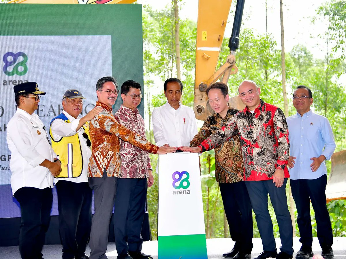 jokowi's tweet photo. Pembangunan Arena Botanica dari PT Arena Graha Andalan merupakan fasilitas pendukung di Ibu Kota Nusantara (IKN).  Saya mengapresiasi pembangunan ini karena menunjang akomodasi, transportasi, dan konsumsi masyarakat.

Arena Botanica ini diharapkan dapat mengintegrasikan lima merek restoran ternama, yang dapat mengatasi tantangan fasilitas kuliner masyarakat sekitar. Pemerintah akan terus mengupayakan agar fasilitas di IKN semakin lengkap dan mempermudah pemenuhan kebutuhan masyarakat sehari-hari. 

***
Foto: Rusman - Biro Pers Sekretariat Presiden
Lokasi: Kawasan Ibu Kota Nusantara (IKN), Kabupaten Penajam Paser Utama, Provinsi Kalimantan Timur.