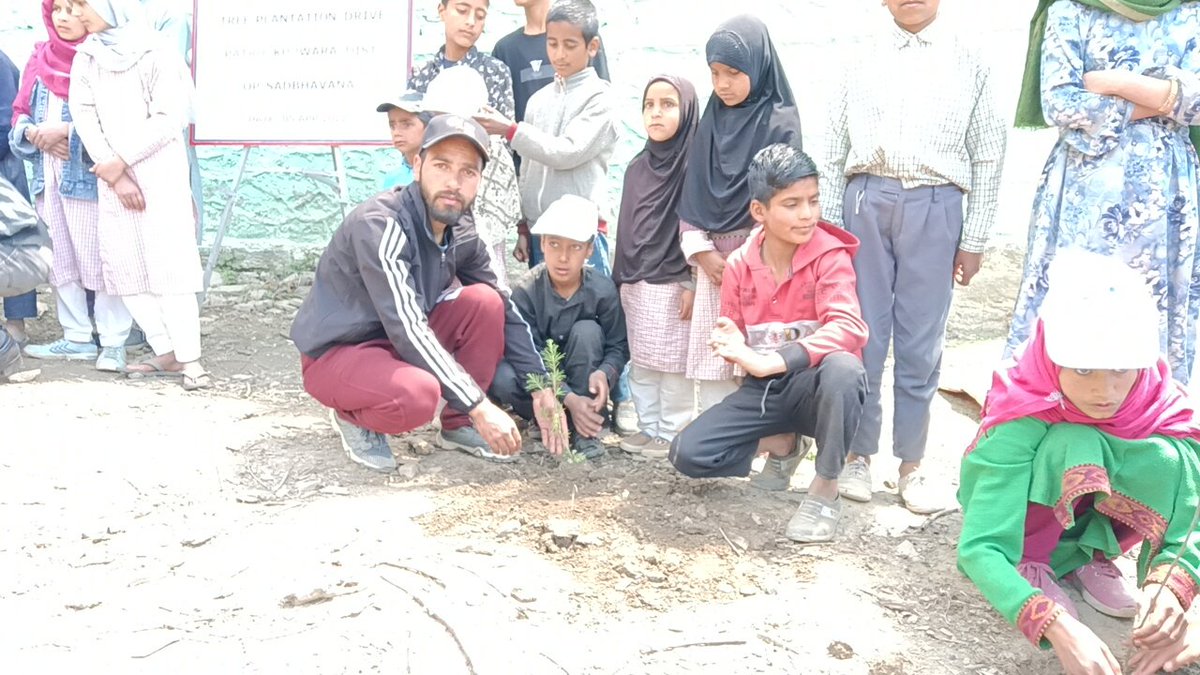 Sentinelofkeran's tweet photo. This #WorldEnvironmentDay, Celibrated at" #keran #patroo #indianArmy" and local People let's remember that every positive change we make for the environment is a gift to future generations. 🌍 🌿 🌱 🌳
#WorldEnvironmentDay
#GreenLegacy
#GreenWave
#EcoEvolution https://t.co/1UzpxS6ymw