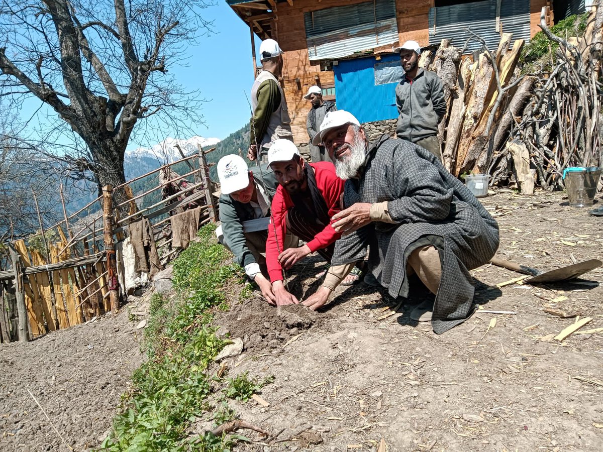 Sentinelofkeran's tweet photo. This #WorldEnvironmentDay, Celibrated at" #keran #patroo #indianArmy" and local People let's remember that every positive change we make for the environment is a gift to future generations. 🌍 🌿 🌱 🌳
#WorldEnvironmentDay
#GreenLegacy
#GreenWave
#EcoEvolution https://t.co/1UzpxS6ymw