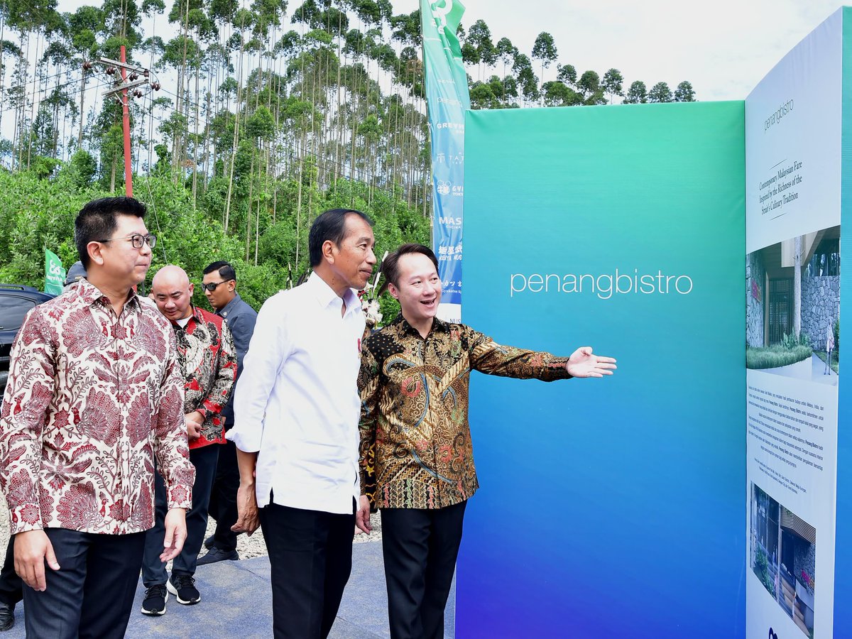jokowi's tweet photo. Pembangunan Arena Botanica dari PT Arena Graha Andalan merupakan fasilitas pendukung di Ibu Kota Nusantara (IKN).  Saya mengapresiasi pembangunan ini karena menunjang akomodasi, transportasi, dan konsumsi masyarakat.

Arena Botanica ini diharapkan dapat mengintegrasikan lima merek restoran ternama, yang dapat mengatasi tantangan fasilitas kuliner masyarakat sekitar. Pemerintah akan terus mengupayakan agar fasilitas di IKN semakin lengkap dan mempermudah pemenuhan kebutuhan masyarakat sehari-hari. 

***
Foto: Rusman - Biro Pers Sekretariat Presiden
Lokasi: Kawasan Ibu Kota Nusantara (IKN), Kabupaten Penajam Paser Utama, Provinsi Kalimantan Timur.