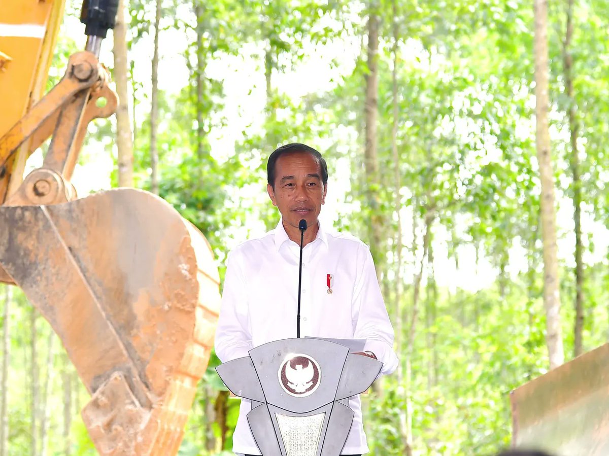 jokowi's tweet photo. Pembangunan Arena Botanica dari PT Arena Graha Andalan merupakan fasilitas pendukung di Ibu Kota Nusantara (IKN).  Saya mengapresiasi pembangunan ini karena menunjang akomodasi, transportasi, dan konsumsi masyarakat.

Arena Botanica ini diharapkan dapat mengintegrasikan lima merek restoran ternama, yang dapat mengatasi tantangan fasilitas kuliner masyarakat sekitar. Pemerintah akan terus mengupayakan agar fasilitas di IKN semakin lengkap dan mempermudah pemenuhan kebutuhan masyarakat sehari-hari. 

***
Foto: Rusman - Biro Pers Sekretariat Presiden
Lokasi: Kawasan Ibu Kota Nusantara (IKN), Kabupaten Penajam Paser Utama, Provinsi Kalimantan Timur.