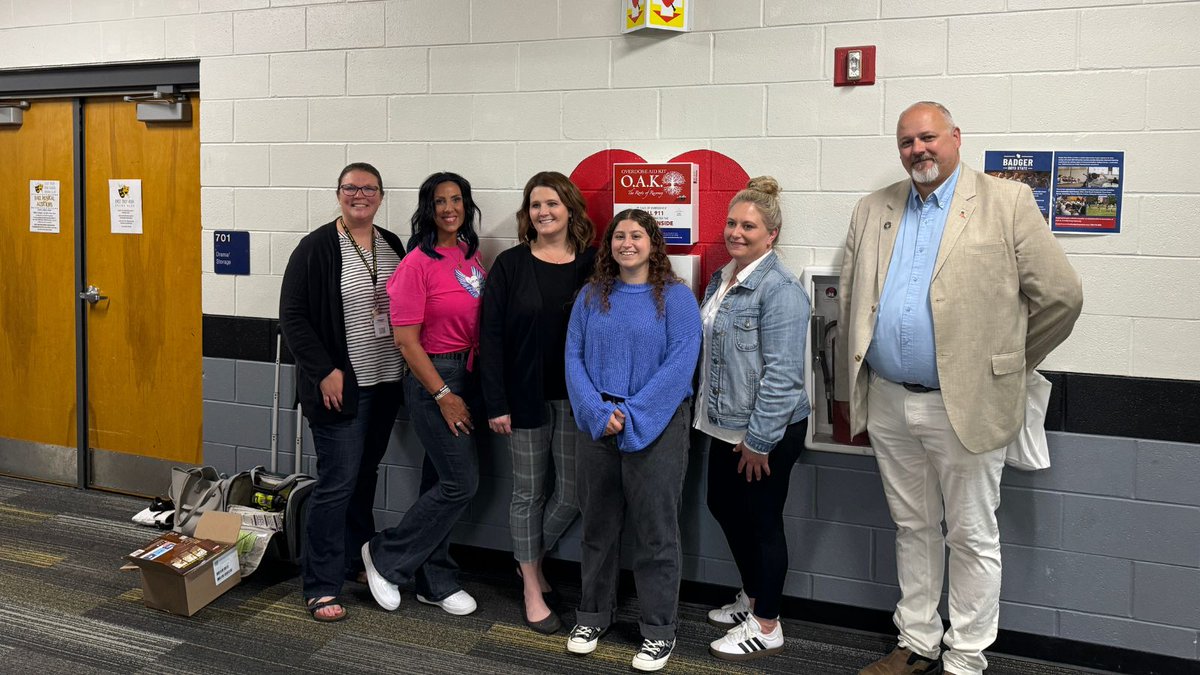 ETCSD's tweet photo. Thanks to the efforts of Junior, Savanna Kawleski , ETCSD's recently installed OAK box is now one of 285 boxes installed across Waukesha and Walworth counties. 🌳 #ETlearningignitED 
FOX 6 story: https://t.co/0oMEbJSOtG https://t.co/5HcDAVlxdH