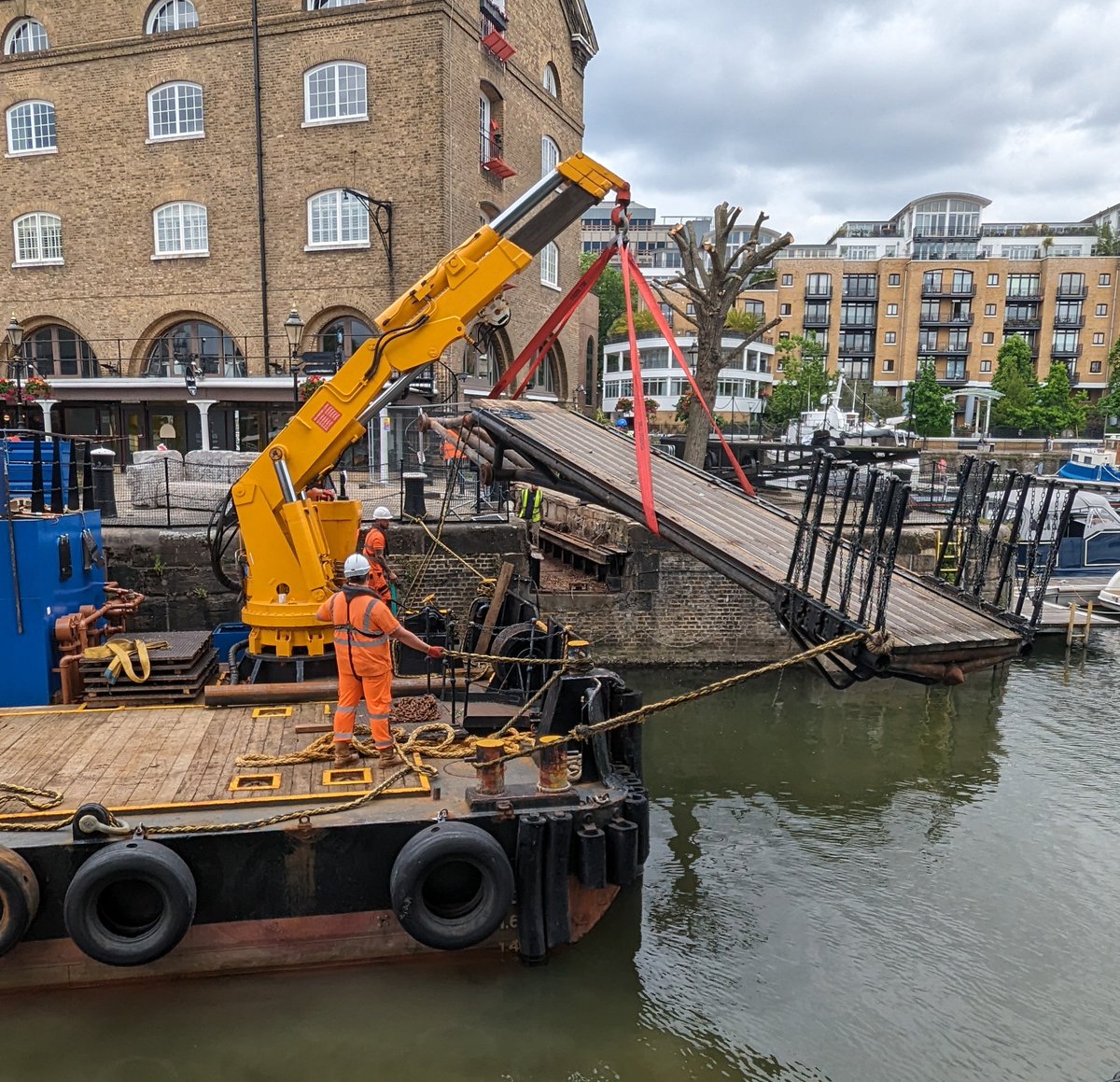 StKatsMarina's tweet photo. St Katharine Docks bridgeworks. The two telescopic sections of the Telford Bridge have been removed and loaded on to a crane barge to be repaired
#telfordbridge #skdmarina #skdocks #londonmarina #thomastelford #bridgeworks https://t.co/ir2WtBXNPj