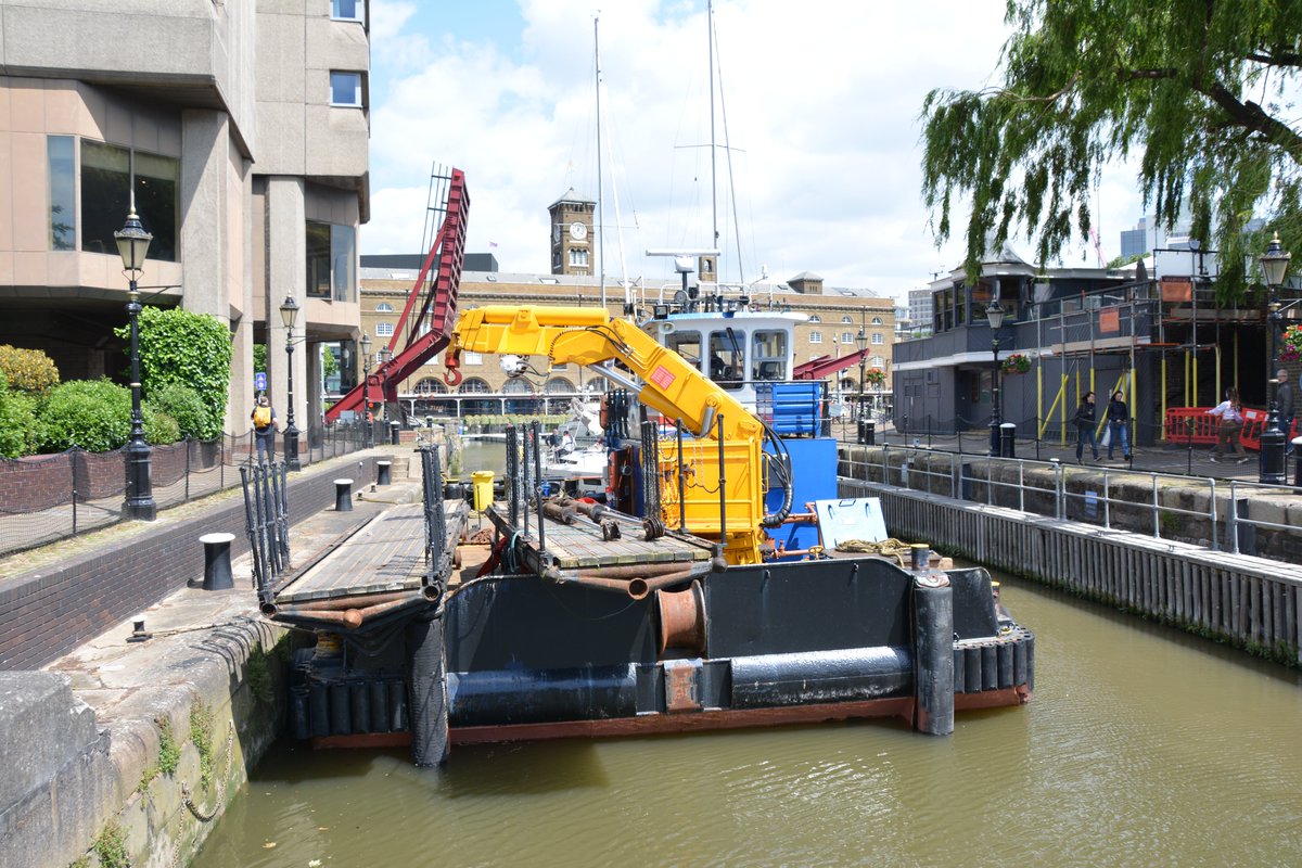 StKatsMarina's tweet photo. St Katharine Docks bridgeworks. The two telescopic sections of the Telford Bridge have been removed and loaded on to a crane barge to be repaired
#telfordbridge #skdmarina #skdocks #londonmarina #thomastelford #bridgeworks https://t.co/ir2WtBXNPj