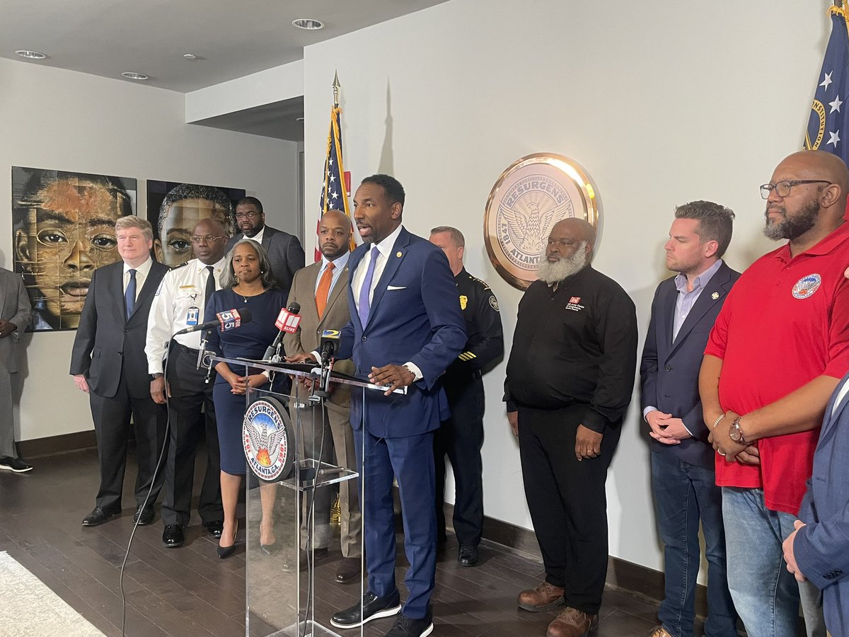 ribunchreports's tweet photo. HAPPENING NOW: Mayor Dickens holds an early press conference to announce repairs are complete and all Atlantans should have water flow. Boil still in effect for some areas of Midtown. #atlpol #atlantawater https://t.co/Wco6rQ61Wu