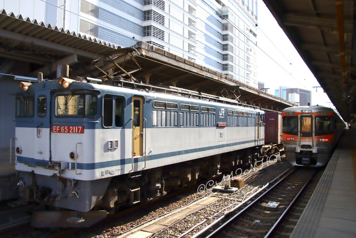 CA42NH01's tweet photo. 6月5日、ロクゴの日!
#EF65の日
#貨物列車 #5087レ
#JR貨物 #JRF
#EF65 #EF652117
📷2021/12/13 https://t.co/2RUGUlznoU