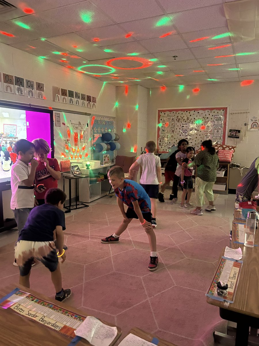 Popping into summer!! Day 9☀️ #danceparty <a href="/LittleRiverLCPS/">Little River ES</a>