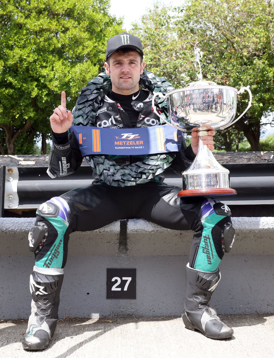 MCNSport's tweet photo. RECORD BREAKER! Victory in the Supertwin race means that Michael Dunlop is now the undisputed king of the Isle of Man TT with 27 wins. #IOMTT https://t.co/NbzWJRjBrb
