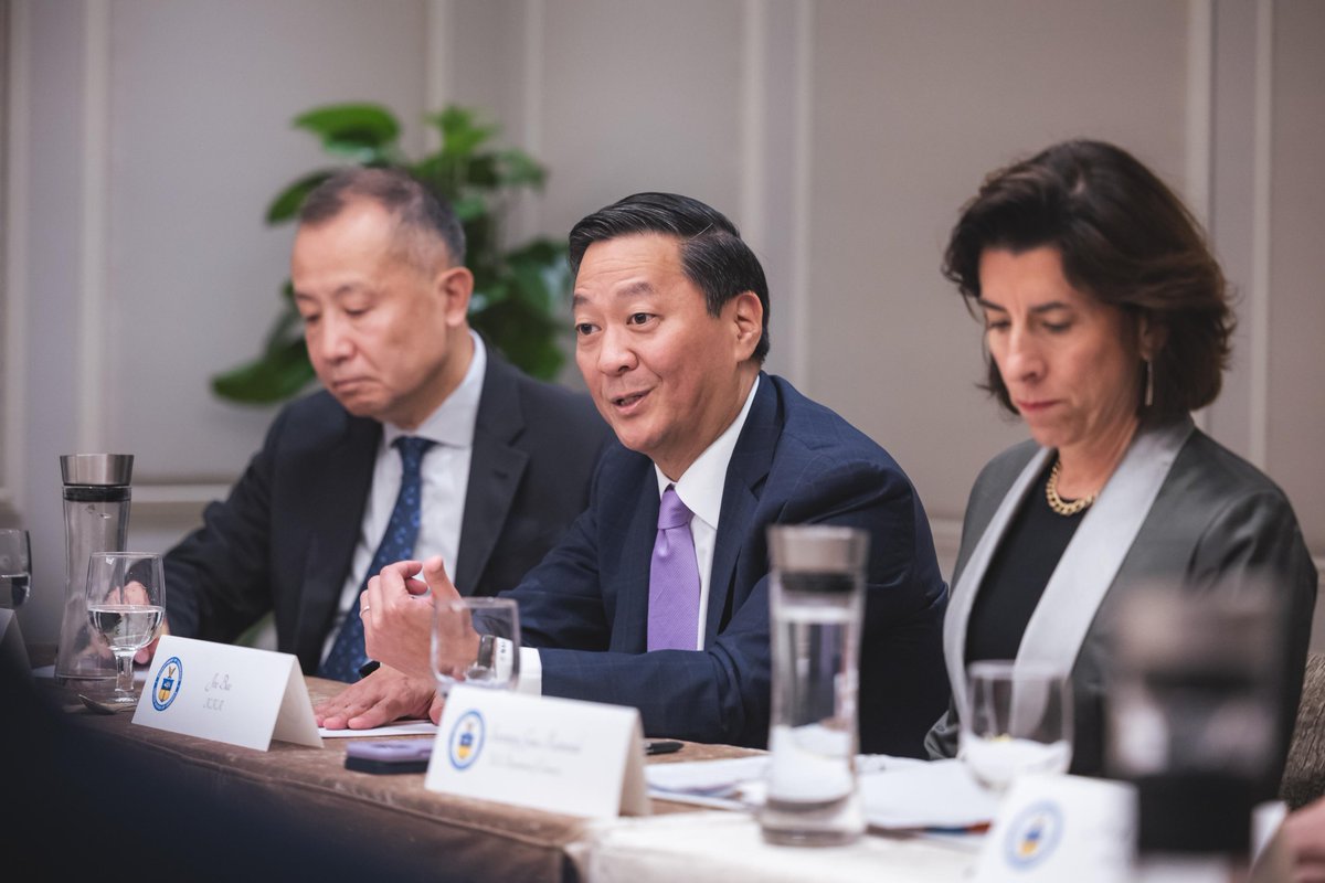 ip3_org's tweet photo. Today kicked off the IPEF Clean Economy Investor Forum hosted by @MTI_Sg! @DavidHTalbot and #IP3 steering committee members are joining policymakers, investors, and developers to drive investment in climate tech and infrastructure. #IPEF #CleanEconomyInvestorForum https://t.co/GBoldK2jYy