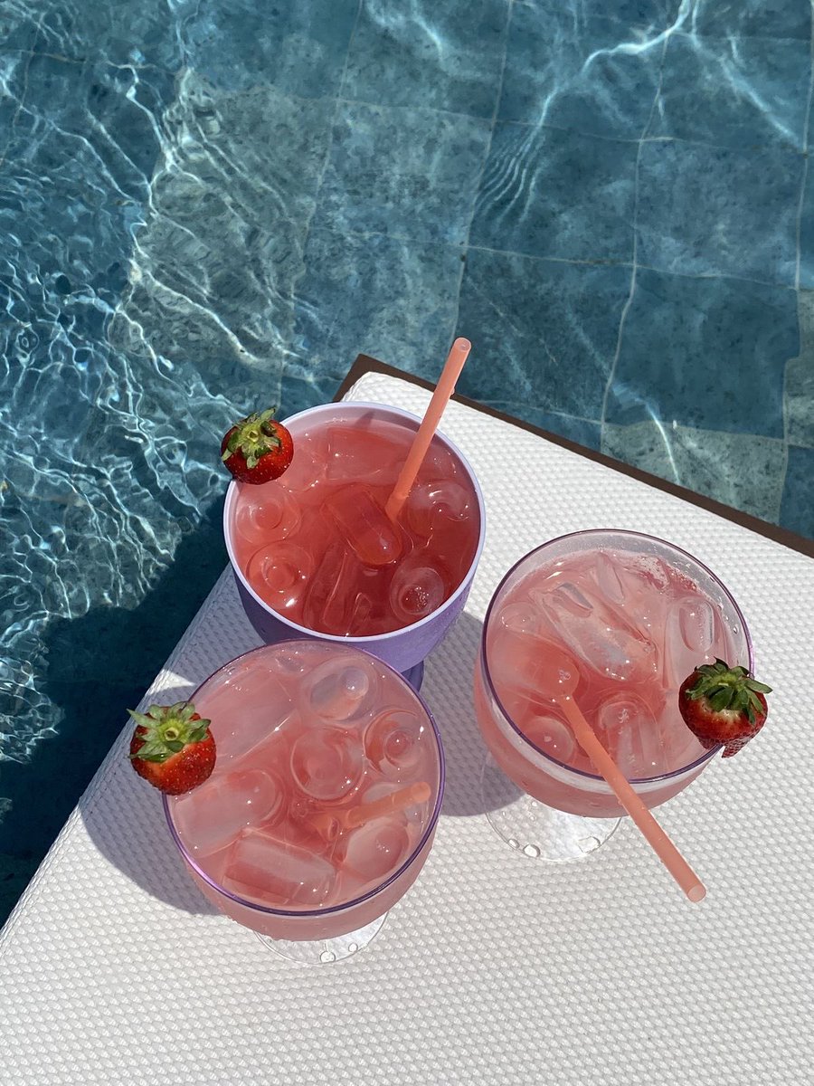 bestofpinkk's tweet photo. girl summer https://t.co/asFOVDhfTv