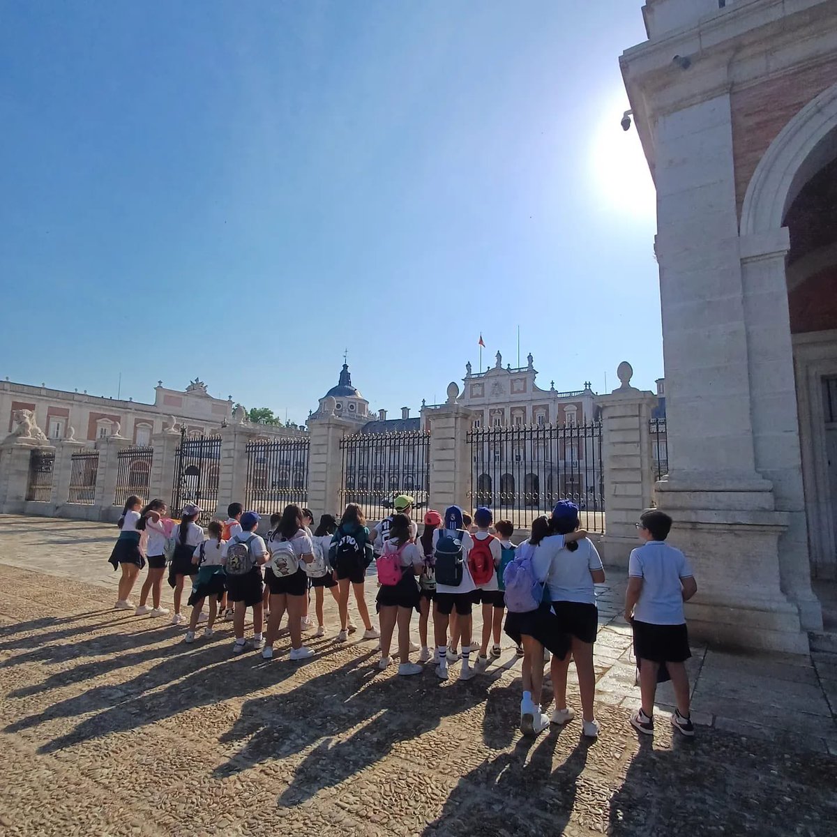 CCsanpascual's tweet photo. Los alumnos de 4°de primaria, acompañados por @historiasdeuninstante, han descubierto pequeñas historias de Aranjuez que han hecho que aún esos lugares sean más mágicos. 
Muchas gracias por acompañarnos y hacer que nos guste tanto nuestro municipio! ☺️🥰 https://t.co/5hh5Dy49hT